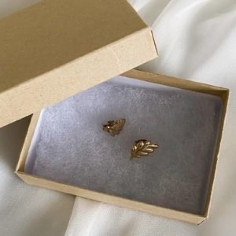 Vintage 10k Gold Womans Leaf Floral Petite Tiny Freshwater Pearl Stud Earrings - Picture 8 of 9